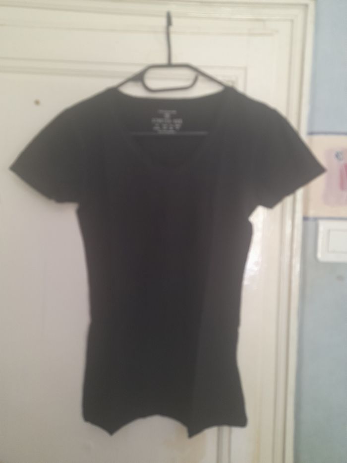 T-shirt noir, marque Primark, taille XS (34/36) - photo numéro 1