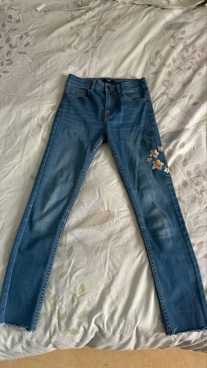 Jean brodée fleuri - photo numéro 4