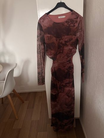 Robe longue ouverte sur les coter