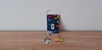 Lot de 3 portes clés neuf : maison, vélo et sport.