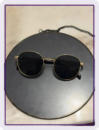 Lunette de soleil ronde noire dorée