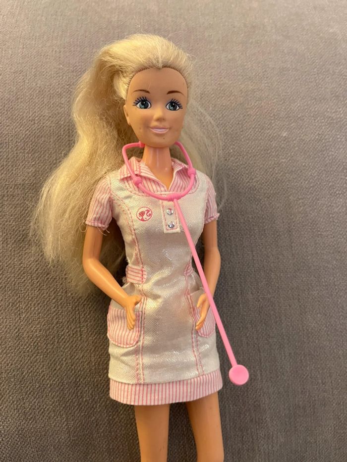 poupée Barbie infirmière - photo numéro 3