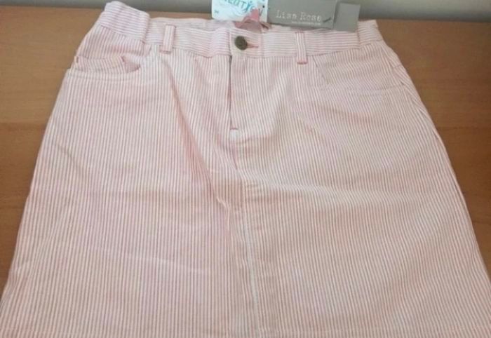 Belle jupe Lisa rose taille 14 ans neuve