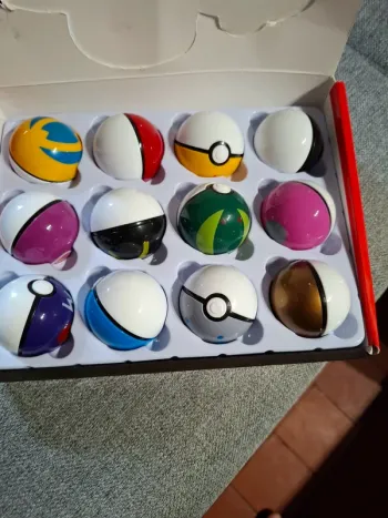 Magnifique lot de 12 pokeball neuve