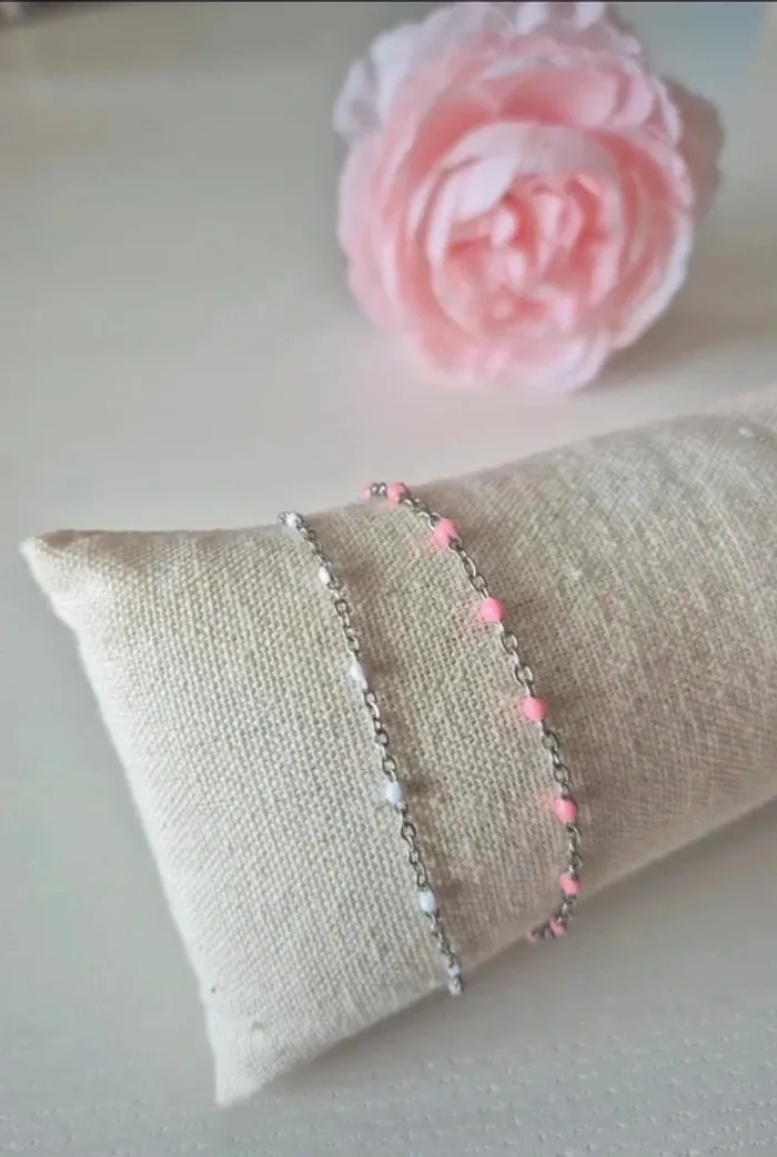 Lot de 2 bracelets argenté : rose et blanc
🌸 en acier inoxydable