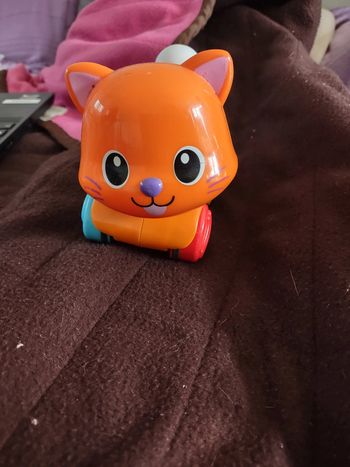 Chat à roulettes musicale et lumineux