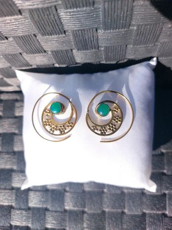 Boucles d'oreilles dorées, pierre verte
