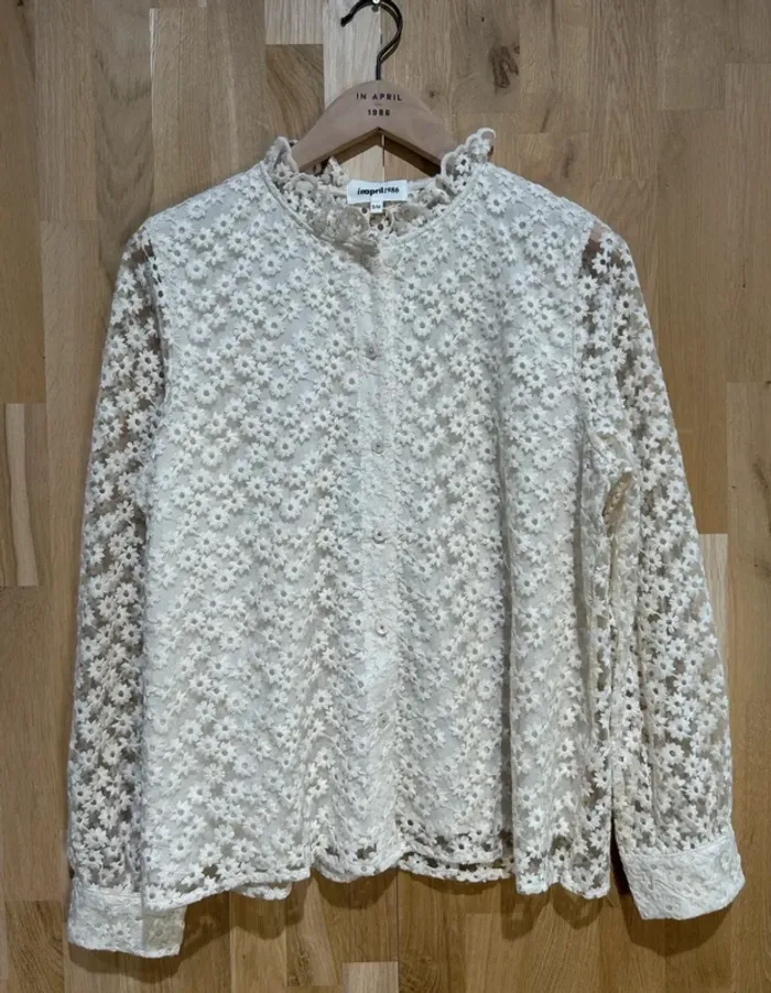 Superbe chemise blanche taille S/M fleurs brodées