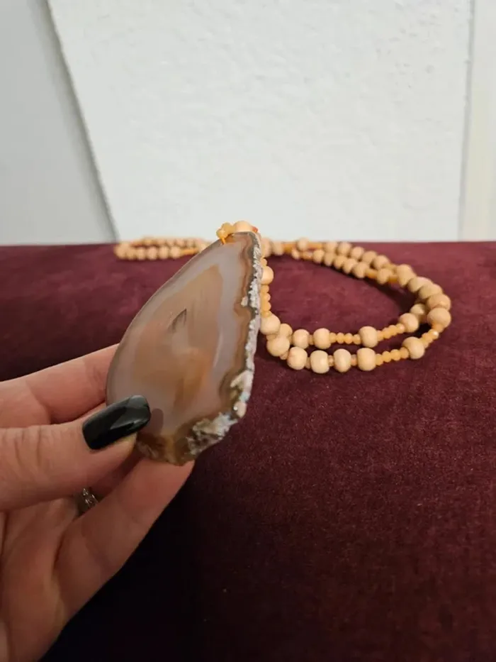Collier en perles de bois avec pendentif en agate naturelle - Style bohème chic - photo numéro 2