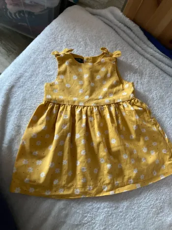Robe moutarde à fleur blanche, 6 mois