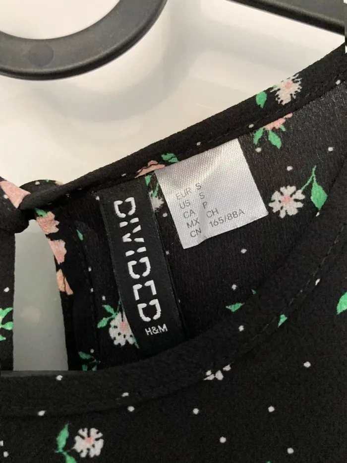 Robe noire à détails fleuris - photo numéro 7
