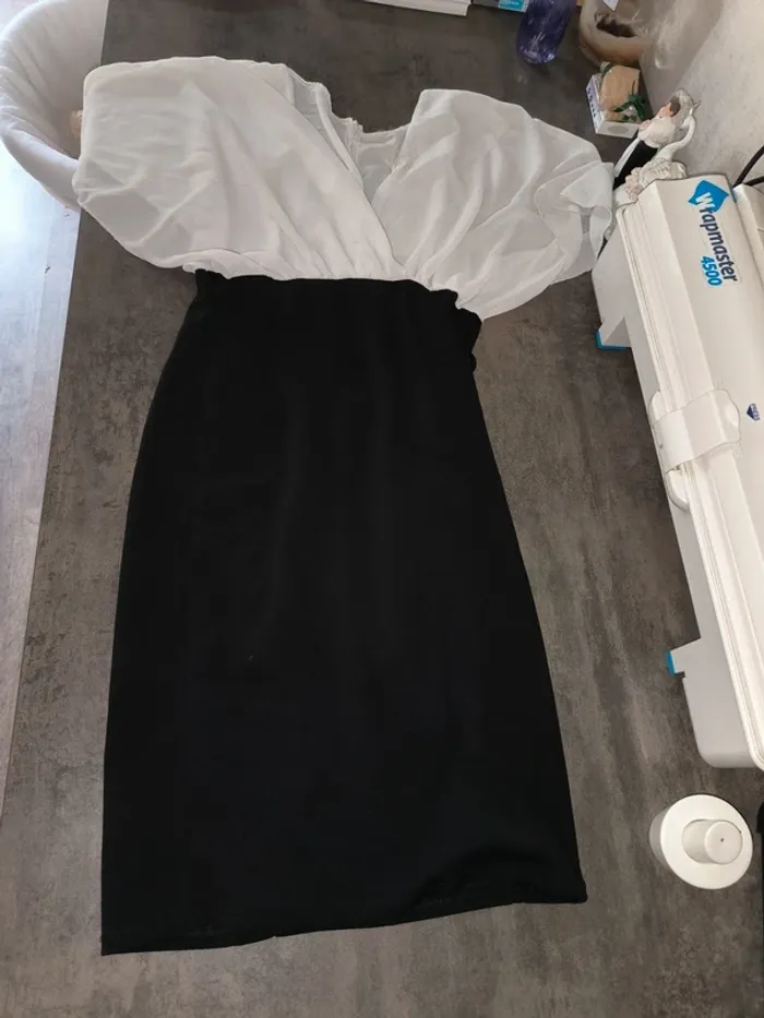 Robe noire et blanche