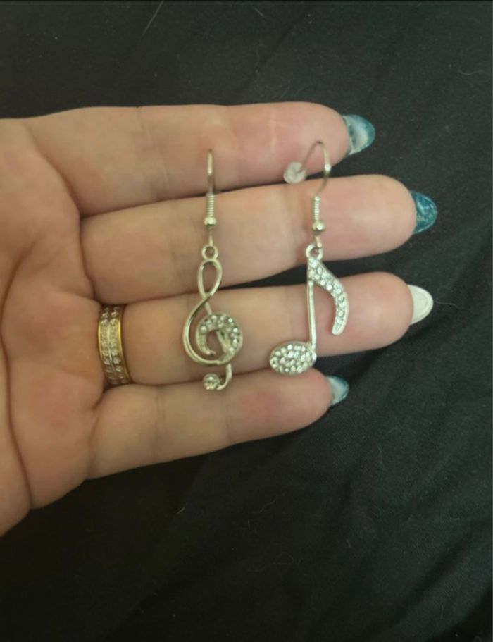 Boucles d’oreilles 🎶 NEUVES pour femme en forme de notes de musique couleur argenté