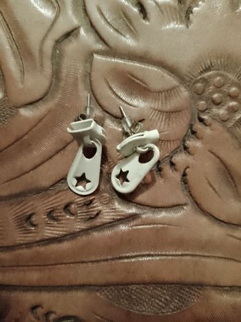 boucles d'oreilles fermeture blanche en métal.