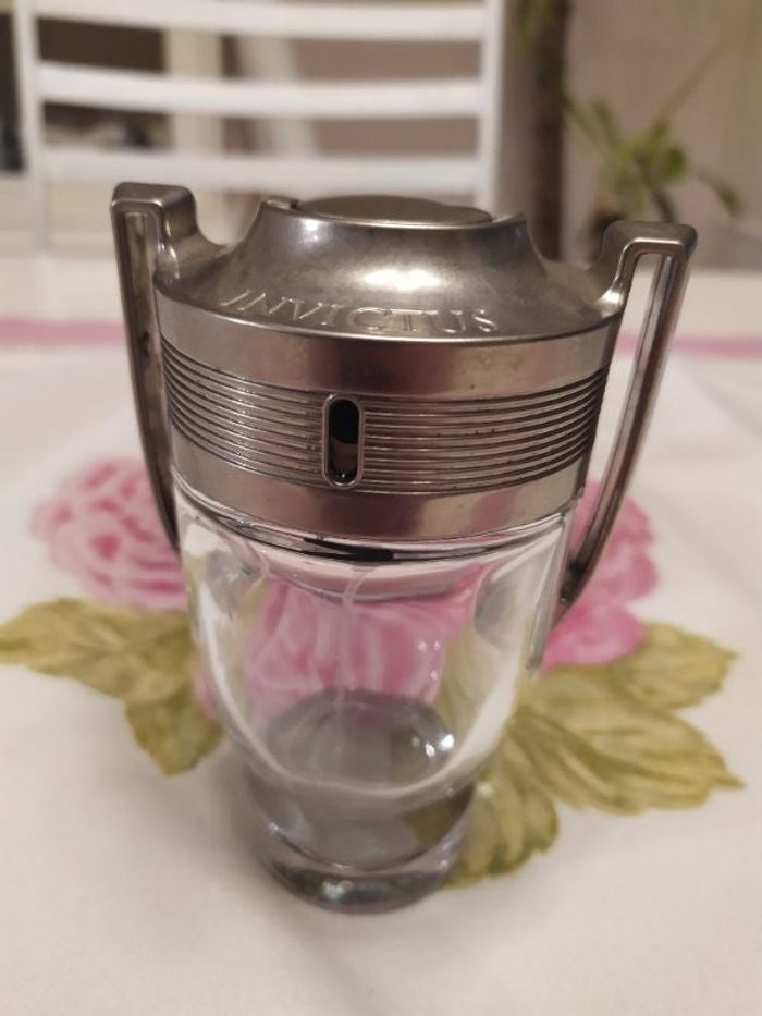 Flacon de parfum vide Invictus Paco Rabanne