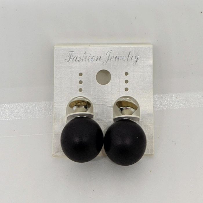 Paire de boucles d'oreilles.
Neuve.