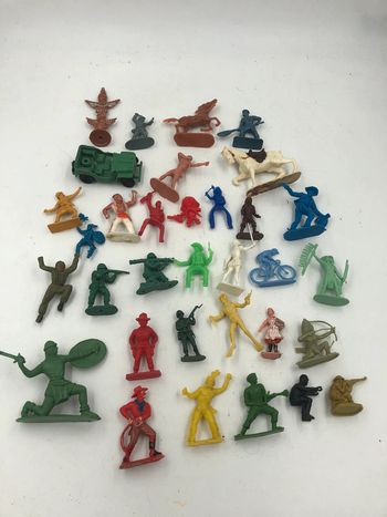 Lot de 33 figurines Soldats divers