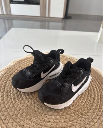 Basket Nike taille 25 noir et blanche
