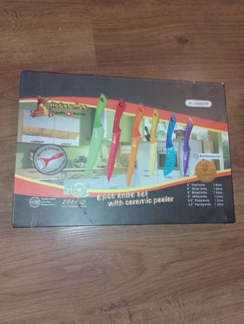 Ensemble coffret de 6 couteaux avec éplucheur en céramique