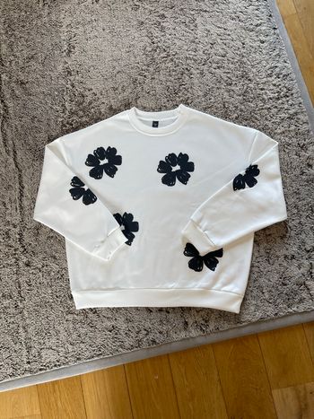 Pull ras de cou blanc/ fleurs noires y2k vintage