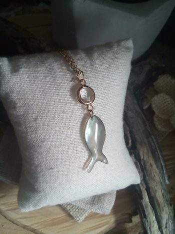 Collier poisson en n'acre naturelle et connecteur en cristal de quartz