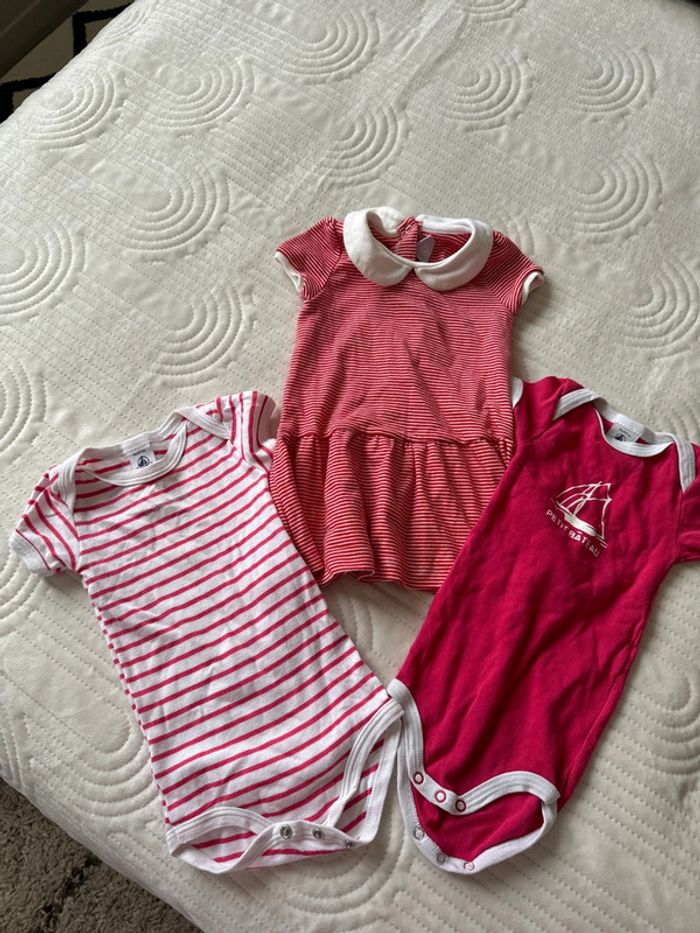 Lot deux bodies petit bateau et une robe petit bateau 6 mois