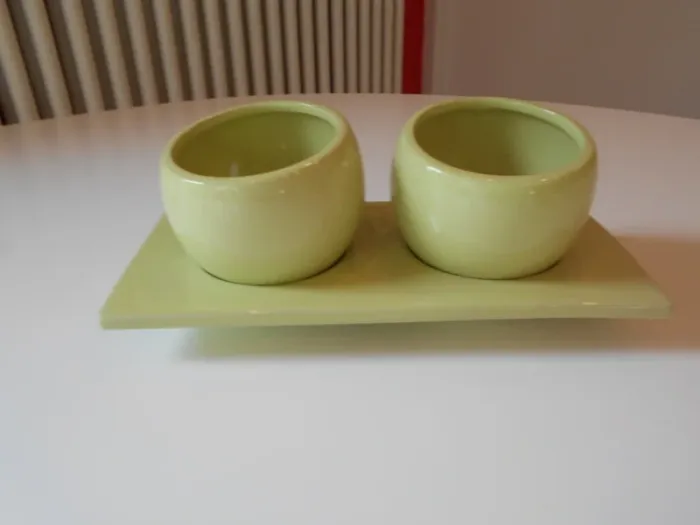2 petits pots sur plateau