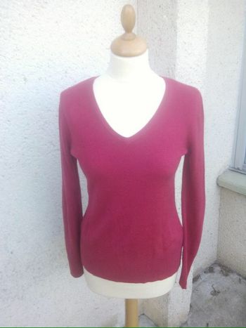 Pull rouge col v