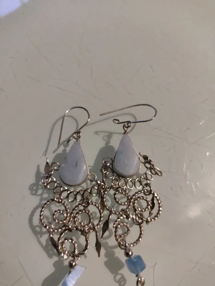 Boucles d’oreilles pendantes bleues et argentées - photo numéro 4