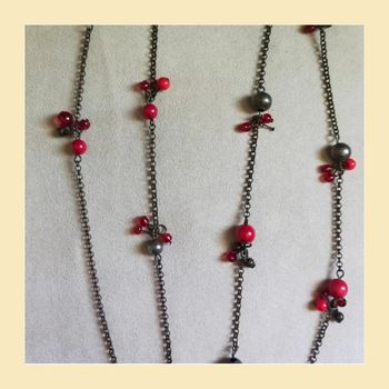 Collier vintage – Perles rouges & argent sombre, élégant et raffiné