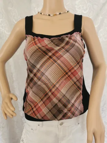 Top quadrillé. Noir. Rose. Taille 36.La mode est à vous