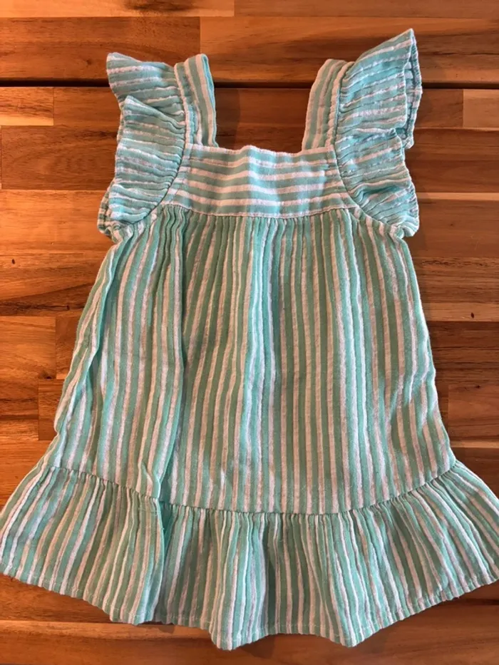Robe verte et blanche à bretelles