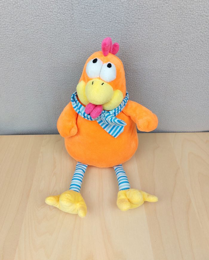Peluche doudou poule coq orange jaune pieds écharpe rayée FIZZI 30 cm crête rose