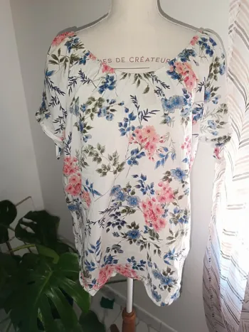 🎀 jolie t-shirt blanc motif fleur c&a taille 48🎀