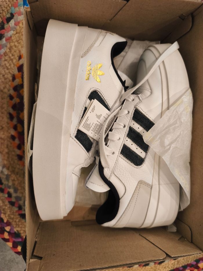 Chaussures adidas neuve pointure 39 - photo numéro 3