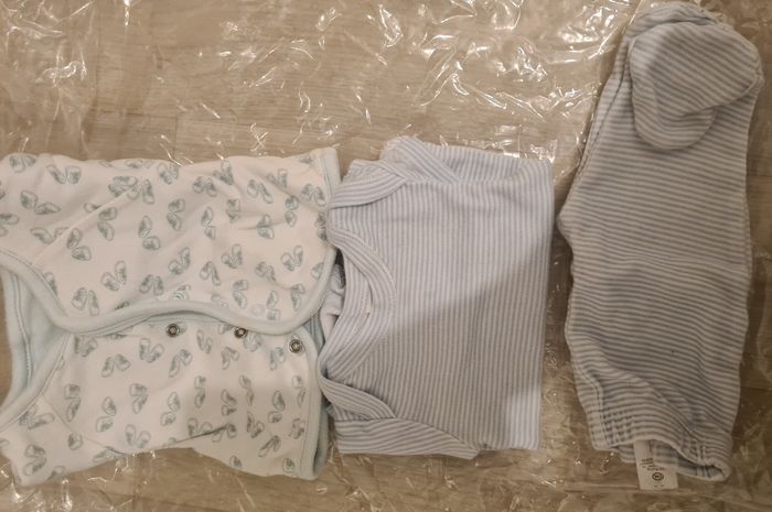 Lots de vêtements d'un mois