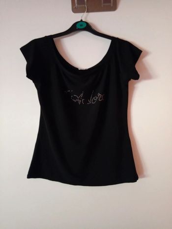 Joli Tee-shirt noir.