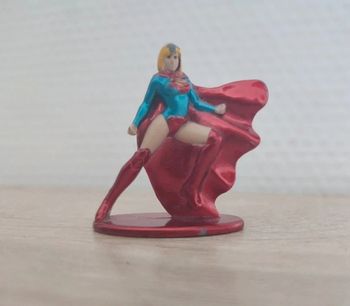 Figurine en metal super-héroïne