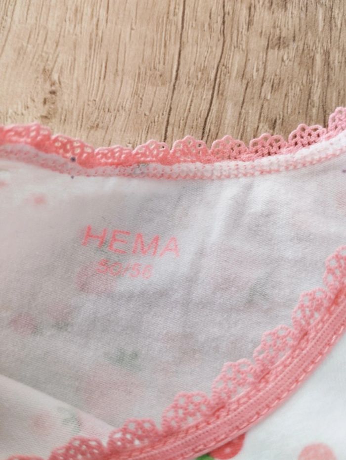 Body sans manche fille fraises taille naissance/1 mois Hema - photo numéro 2