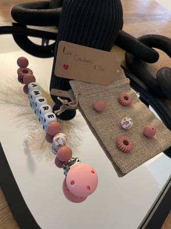 Attache-tétine fleur 