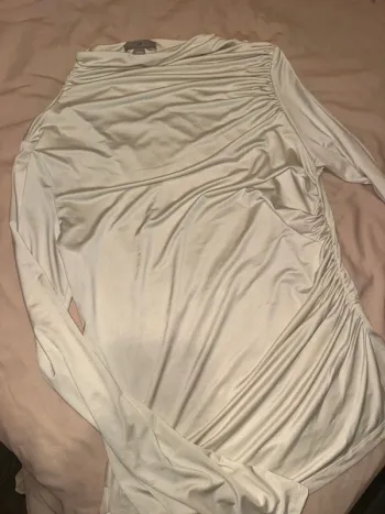 Haut beige à col montant et manches longues