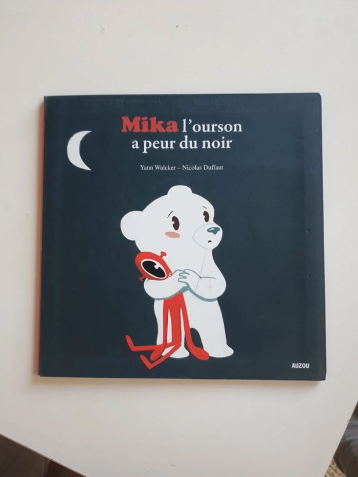 Mika l'ourson a peur du noir
