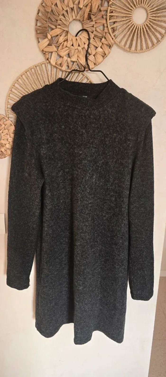 Robe pull epaulette