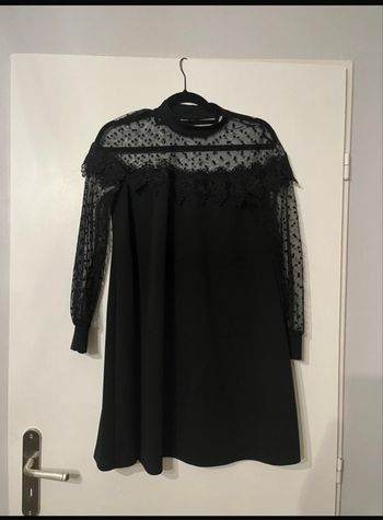 Petite robe noire transparente à dentelle et petit pois