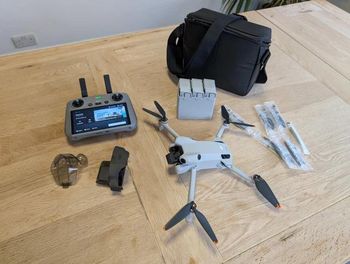 DJI Mini 3 Pro et Fly More Kit Plus (batterie supplémentaire, hélices,.