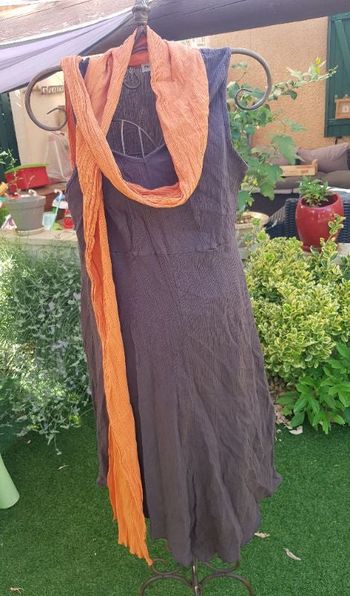 robe femme en crêpe. Marron avec foulard orange. Fashion + . taille 48