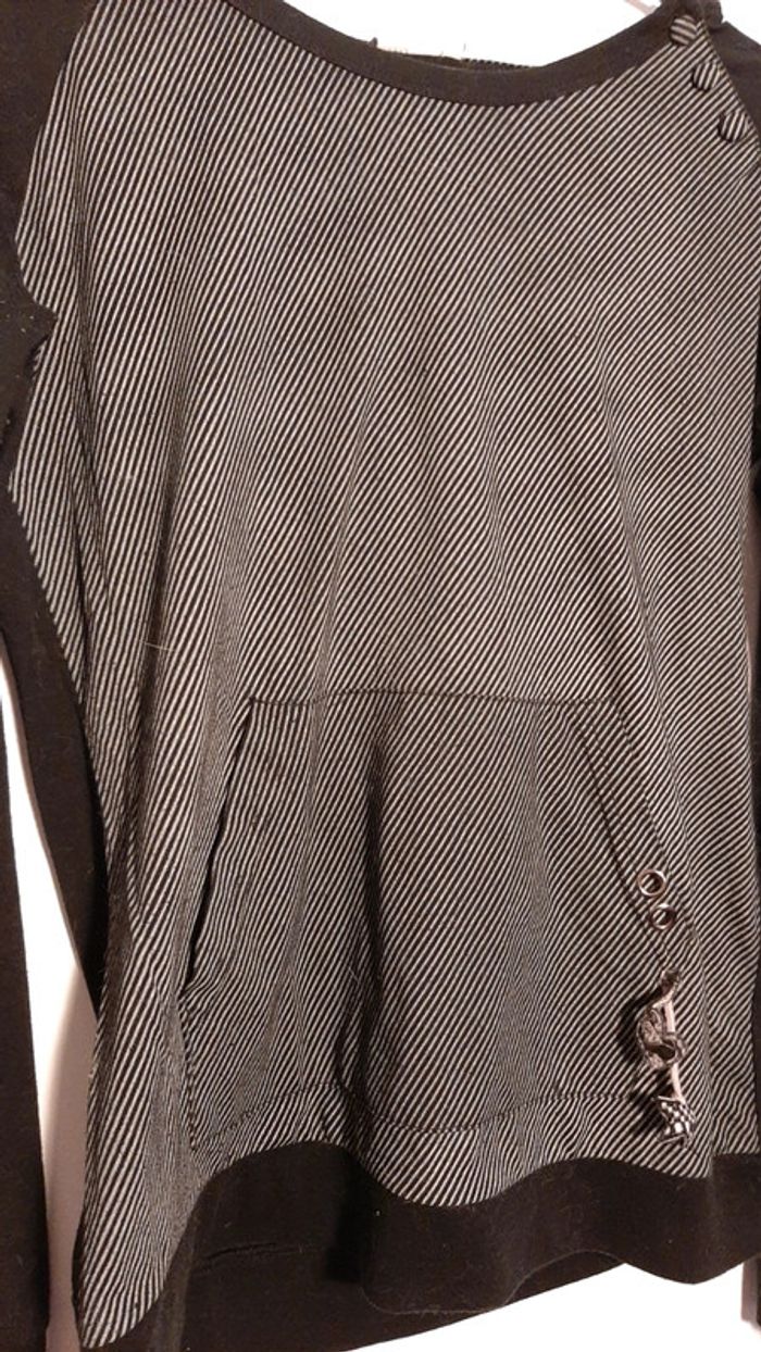 Pull à capuche noir et gris rayé L - photo numéro 2