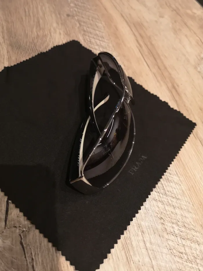 Lunette Prada argenté et branche noir et blanche - photo numéro 8