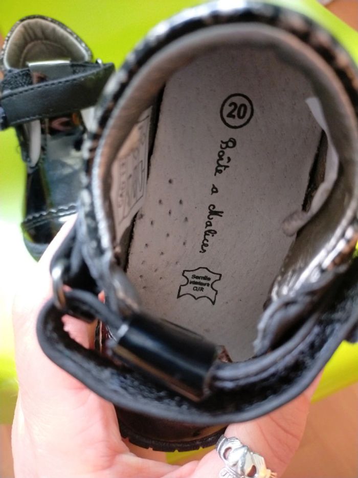 Jolies chaussures vernies taille 20 - photo numéro 5