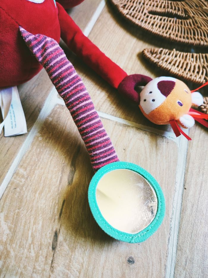 🦨Peluche doudou multi activités sensorielles Georges le Lemurien marque Lilliputiens - photo numéro 3